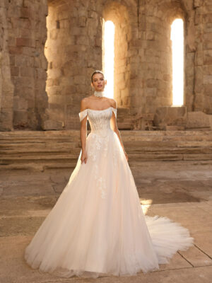 Vestido de novia Persa de Adriana Alier con corsé de encaje, hombros descubiertos y falda de tul