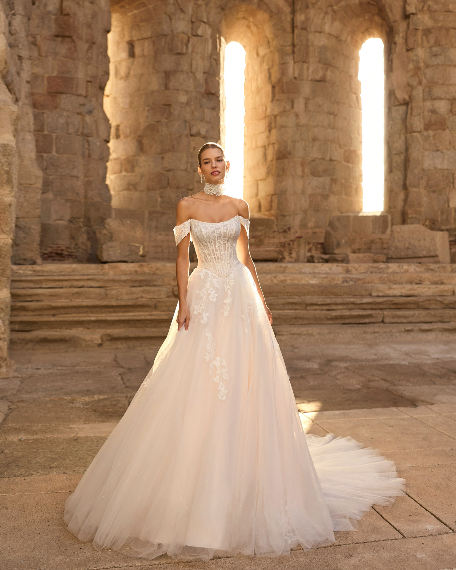 vestido-novia-persa-adriana-alier-2027.frente Vestido de novia Persa de Adriana Alier con corsé de encaje, hombros descubiertos y falda de tul