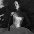 Vestido de novia Persa de Adriana Alier con corsé de encaje, hombros descubiertos y falda de tul