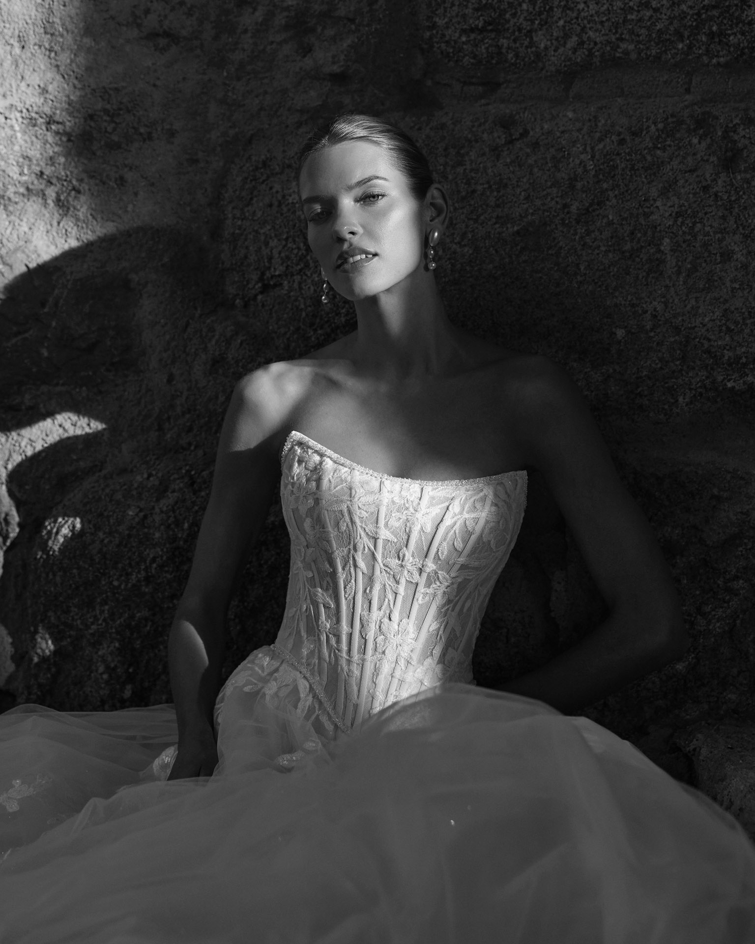 Vestido de novia Persa de Adriana Alier con corsé de encaje, hombros descubiertos y falda de tul