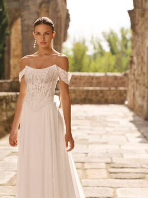Vestido de novia Portia de Adriana Alier con corsé de encaje floral, hombros descubiertos y falda fluida