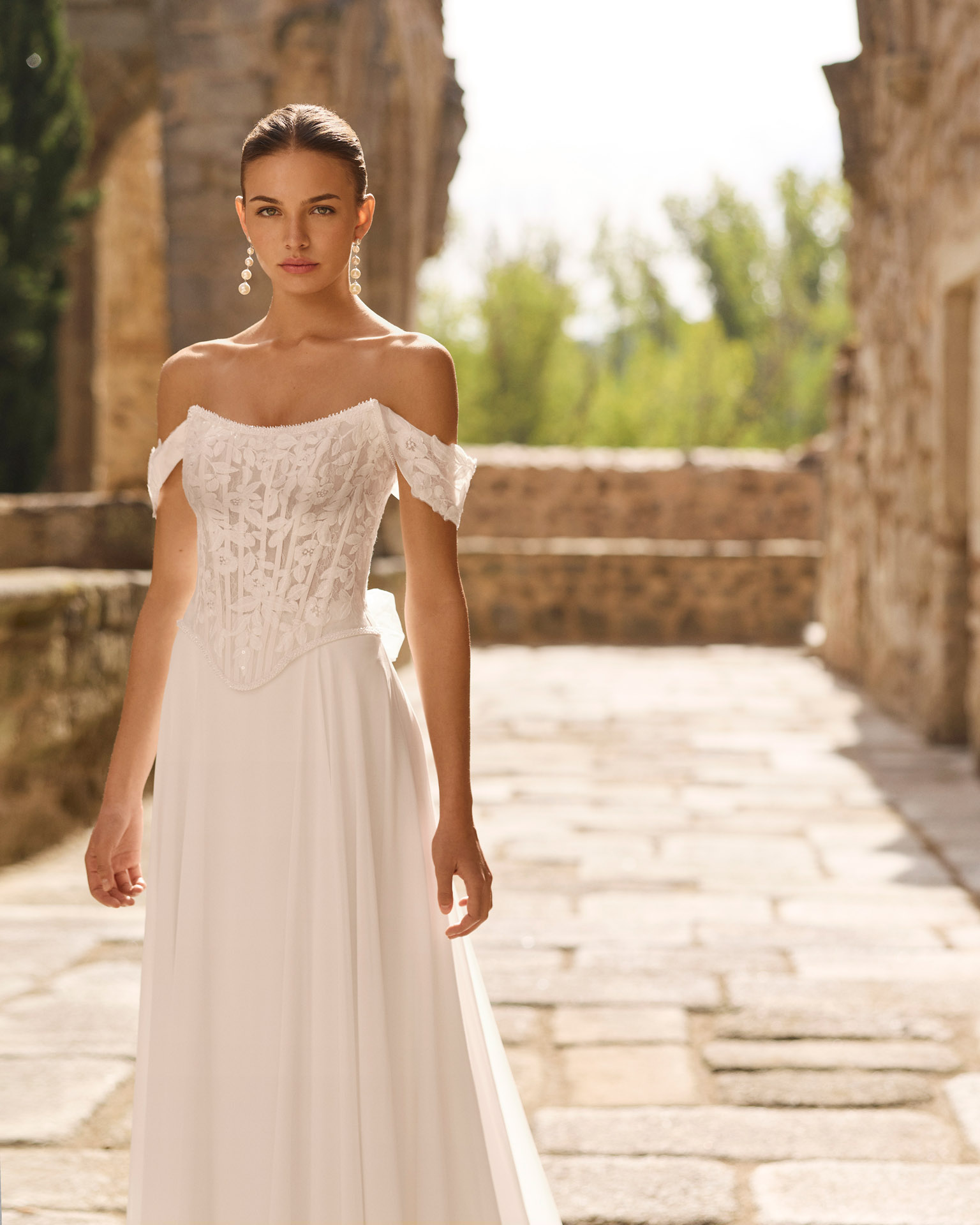 vestido-novia-portia-adriana-alier-2027.frente Vestido de novia Portia de Adriana Alier con corsé de encaje floral, hombros descubiertos y falda fluida