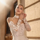Vestido de novia Teodora de Aire Barcelona con escote palabra de honor, corsé de encaje y mangas de encaje