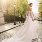 Vestido de novia Teodora de Aire Barcelona con escote palabra de honor, corsé de encaje y mangas de encaje