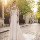 Vestido de novia Teodora de Aire Barcelona con escote palabra de honor, corsé de encaje y mangas de encaje