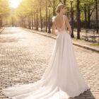 Vestido de novia Tigris de Aire Barcelona con cuerpo de encaje floral y falda fluida