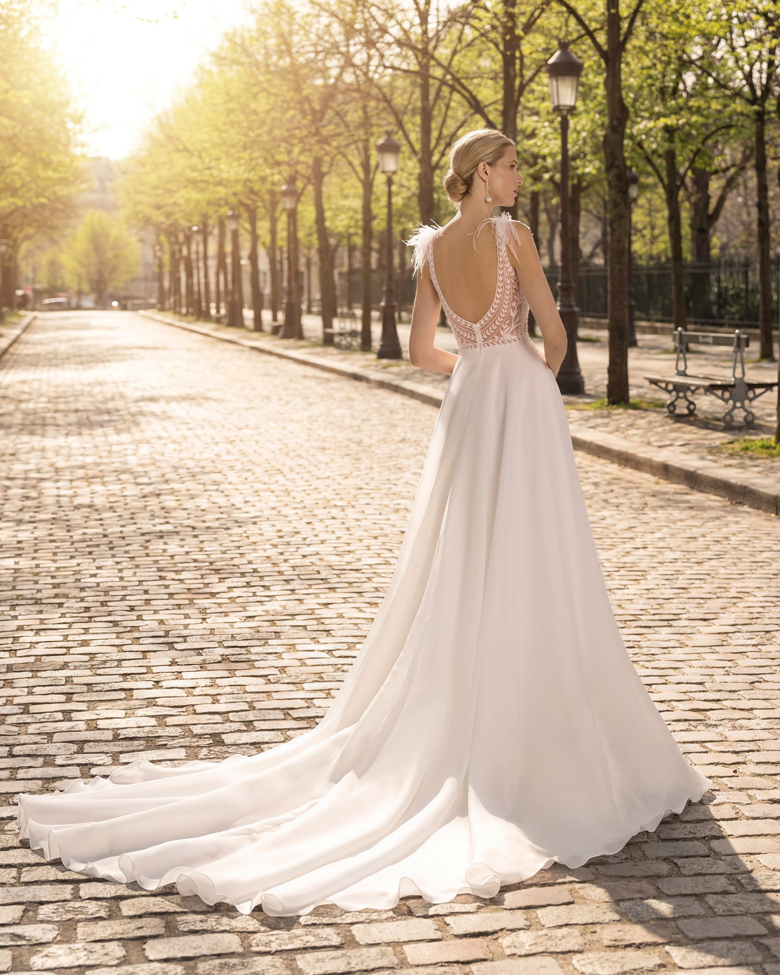 Vestido de novia Tigris de Aire Barcelona con cuerpo de encaje floral y falda fluida