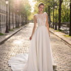 Vestido de novia Tigris de Aire Barcelona con cuerpo de encaje floral y falda fluida