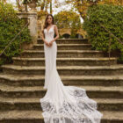 Vestido de novia Xailin de Aire Barcelona con escote en V, encaje floral y silueta sirena