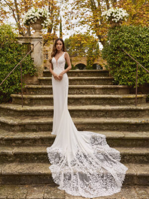 Vestido de novia Xailin de Aire Barcelona con escote en V, encaje floral y silueta sirena
