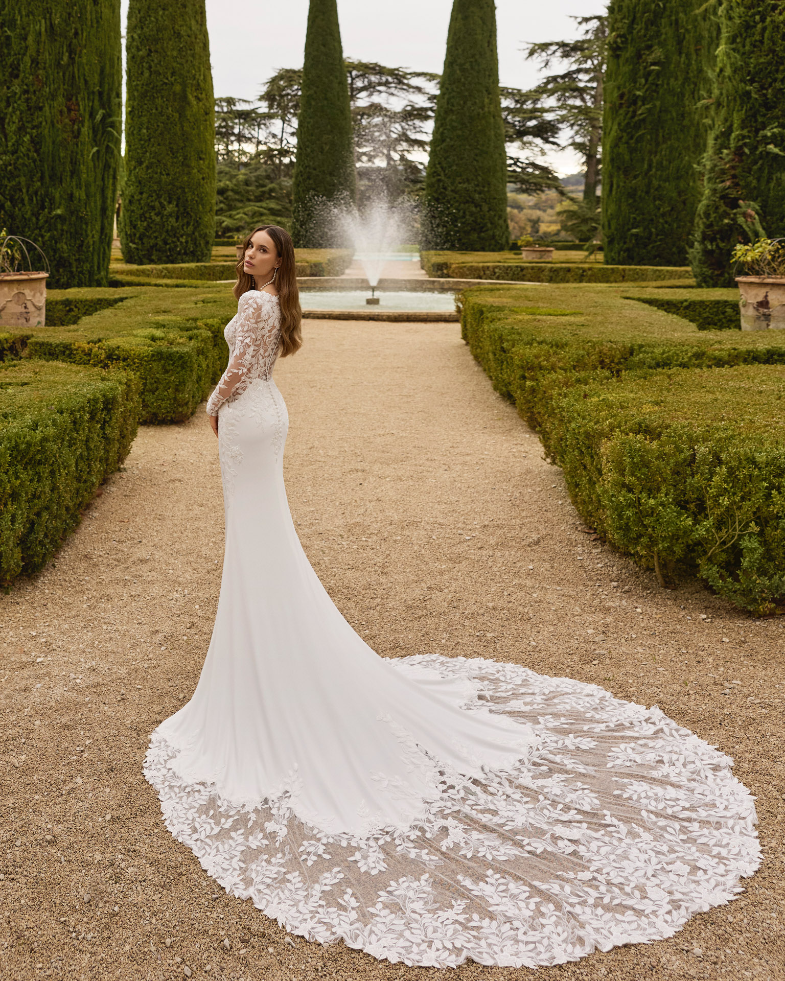 Vestido de novia Xailin de Aire Barcelona con escote en V, encaje floral y silueta sirena