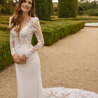 Vestido de novia Xailin de Aire Barcelona con escote en V, encaje floral y silueta sirena