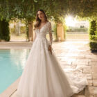 Vestido de novia Xiara de Aire Barcelona con escote en V, encaje floral y manga larga