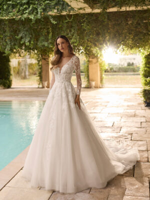 Vestido de novia Xiara de Aire Barcelona con escote en V, encaje floral y manga larga