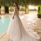 Vestido de novia Xiara de Aire Barcelona con escote en V, encaje floral y manga larga