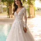 Vestido de novia Xiara de Aire Barcelona con escote en V, encaje floral y manga larga